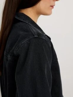 Alex MillTrucker Jacket - Washed Black Recycled Denim 16 Alex MillTrucker Jacket - Washed Black Recycled Denim -ANINE BING || ULLA JOHNSON || AGOLDE Shop Alex Mill Trucker Jacket Washed Black Recycled Denim 20230304051837 4