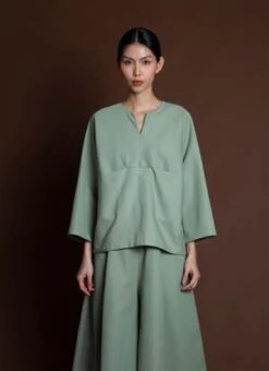 KAAREMArctic Long Sleeve Slit Pocket Top - Light Sage Green 15 KAAREMArctic Long Sleeve Slit Pocket Top - Light Sage Green -ANINE BING || ULLA JOHNSON || AGOLDE Shop Arctic Long Sleeve Slit Pocket Top Light Sage Green 20231031053926 3