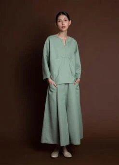 KAAREMArctic Long Sleeve Slit Pocket Top - Light Sage Green 19 KAAREMArctic Long Sleeve Slit Pocket Top - Light Sage Green -ANINE BING || ULLA JOHNSON || AGOLDE Shop Arctic Long Sleeve Slit Pocket Top Light Sage Green 20231031053927 3