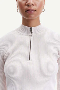 SAMSØE SAMSØE Samsøe & SamsøeAshli Half Zip - Rosewater 11 SAMSØE SAMSØE Samsøe & SamsøeAshli Half Zip - Rosewater -ANINE BING || ULLA JOHNSON || AGOLDE Shop Ashli Half Zip 20230208222934 1