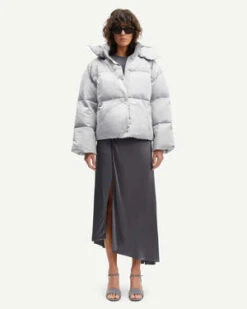 SAMSØE SAMSØE Samsøe & SamsøeChaqueta Hana Short - Silver 8 SAMSØE SAMSØE Samsøe & SamsøeChaqueta Hana Short - Silver -ANINE BING || ULLA JOHNSON || AGOLDE Shop Chaqueta Hana short 14868 Silver 20230921172747 3