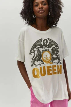 DaydreamerQueen Glitter Crest Merch Tee - Vintage White -ANINE BING || ULLA JOHNSON || AGOLDE Shop Queen Glitter Crest Merch Tee 20231027044115 1
