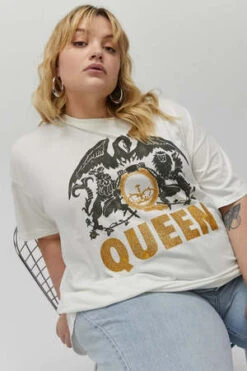 DaydreamerQueen Glitter Crest Merch Tee - Vintage White -ANINE BING || ULLA JOHNSON || AGOLDE Shop Queen Glitter Crest Merch Tee 20231027044115 2