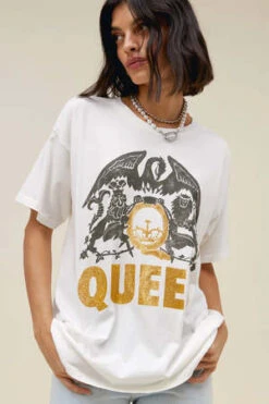 DaydreamerQueen Glitter Crest Merch Tee - Vintage White -ANINE BING || ULLA JOHNSON || AGOLDE Shop Queen Glitter Crest Merch Tee 20231027044116